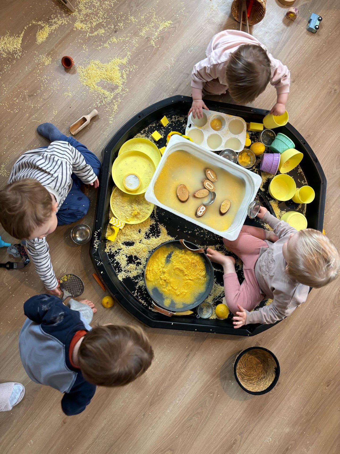 Żółta prowokacja sensoryczna z kaszą kukurydzianą i cytrynami