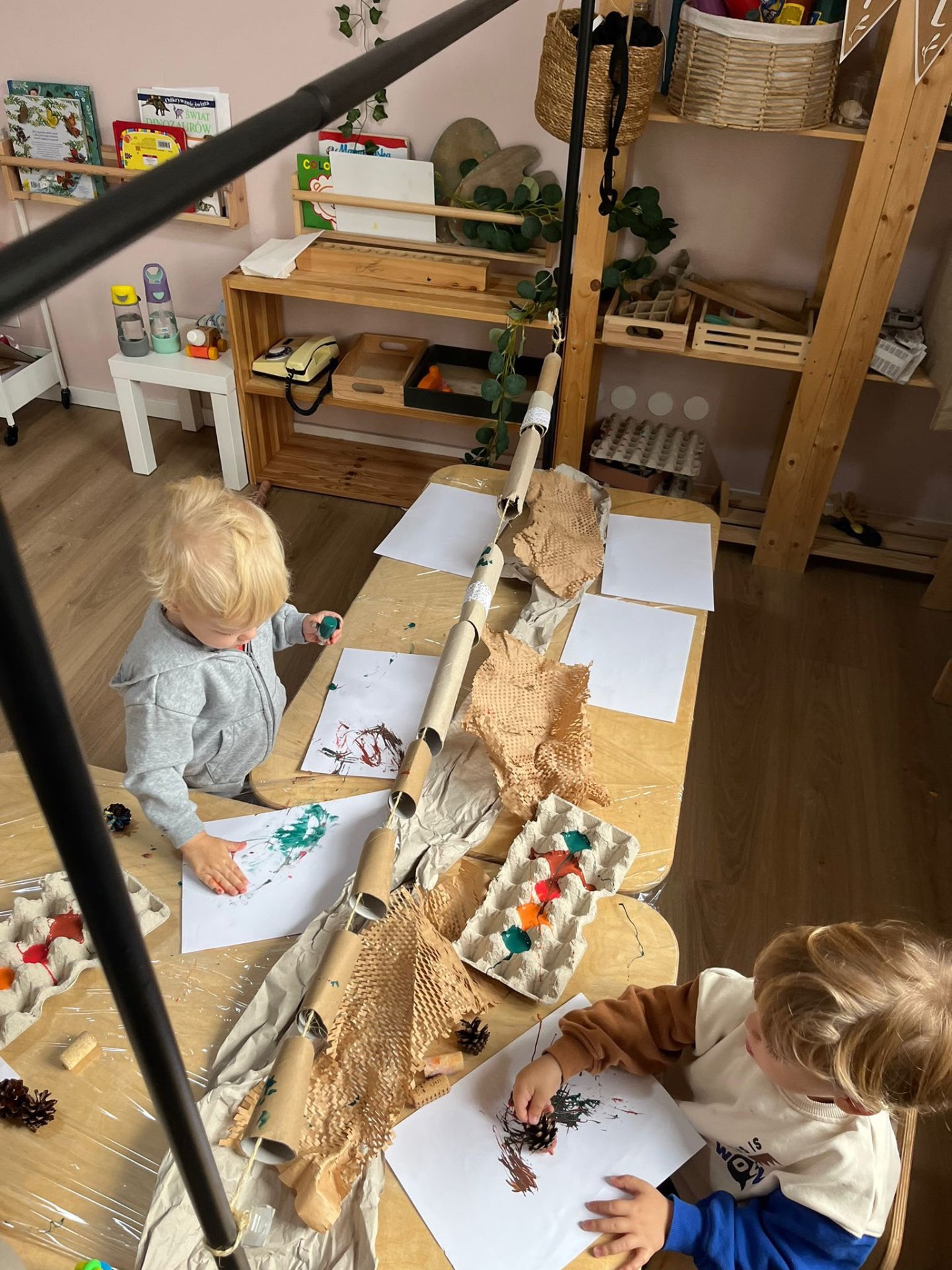 Malowanie farbami i praca z materiałami naturalnymi